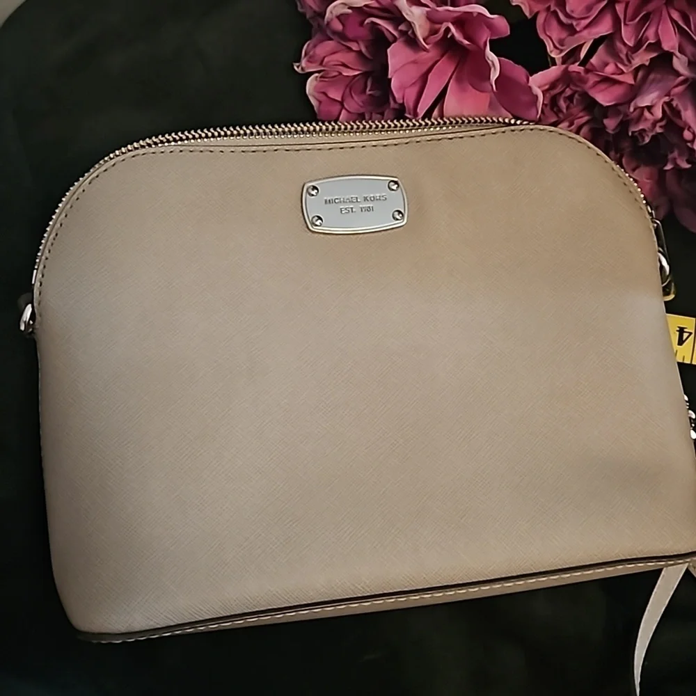 Michael Kors Cindy Dome Crossbody Purse in Light Gray NWOT